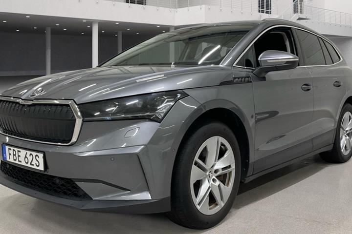 Grå Skoda Enyaq fra 2023 set udefra