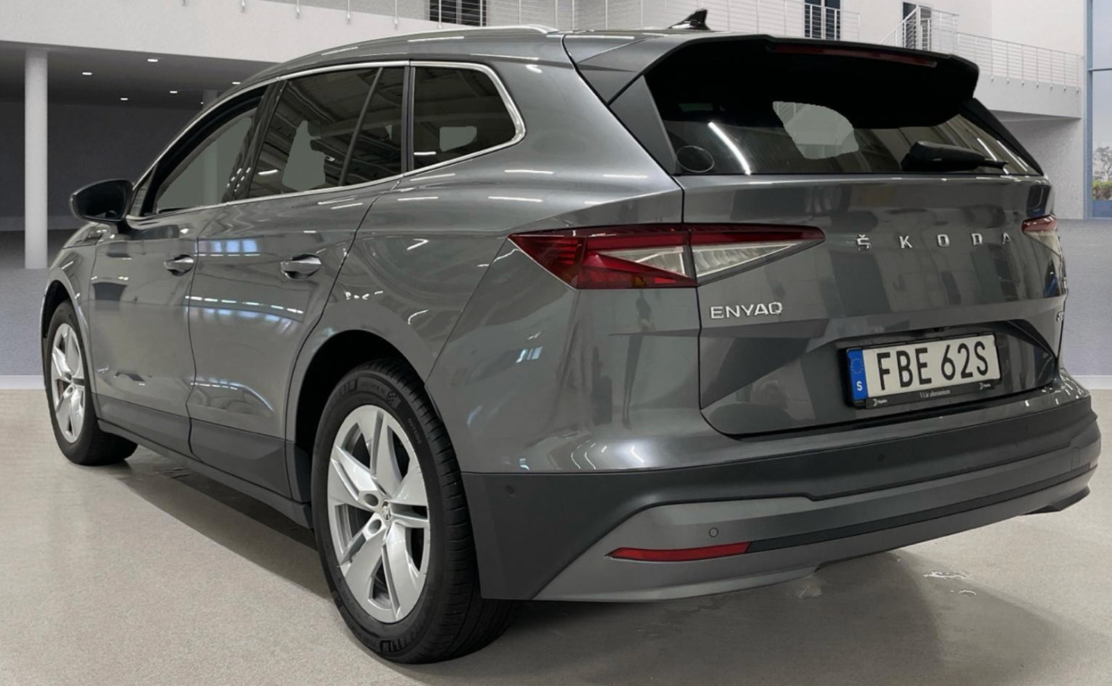 Grå Skoda Enyaq fra 2023