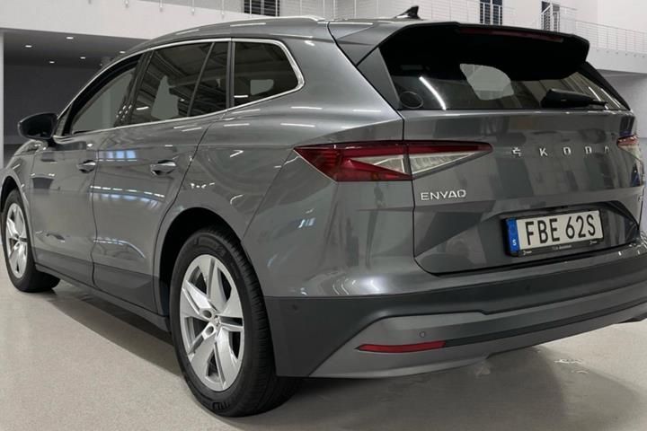 Grå Skoda Enyaq fra 2023
