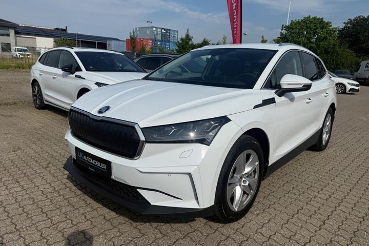 Hvid Skoda Enyaq fra 2024 set udefra