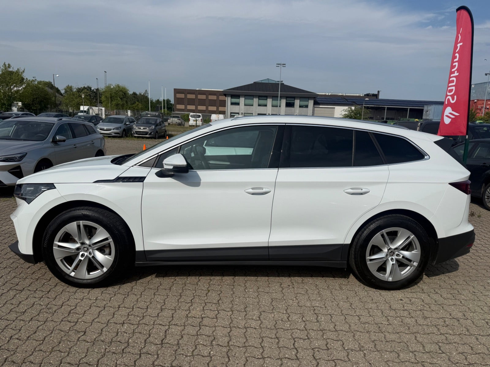 Hvid Skoda Enyaq fra 2024