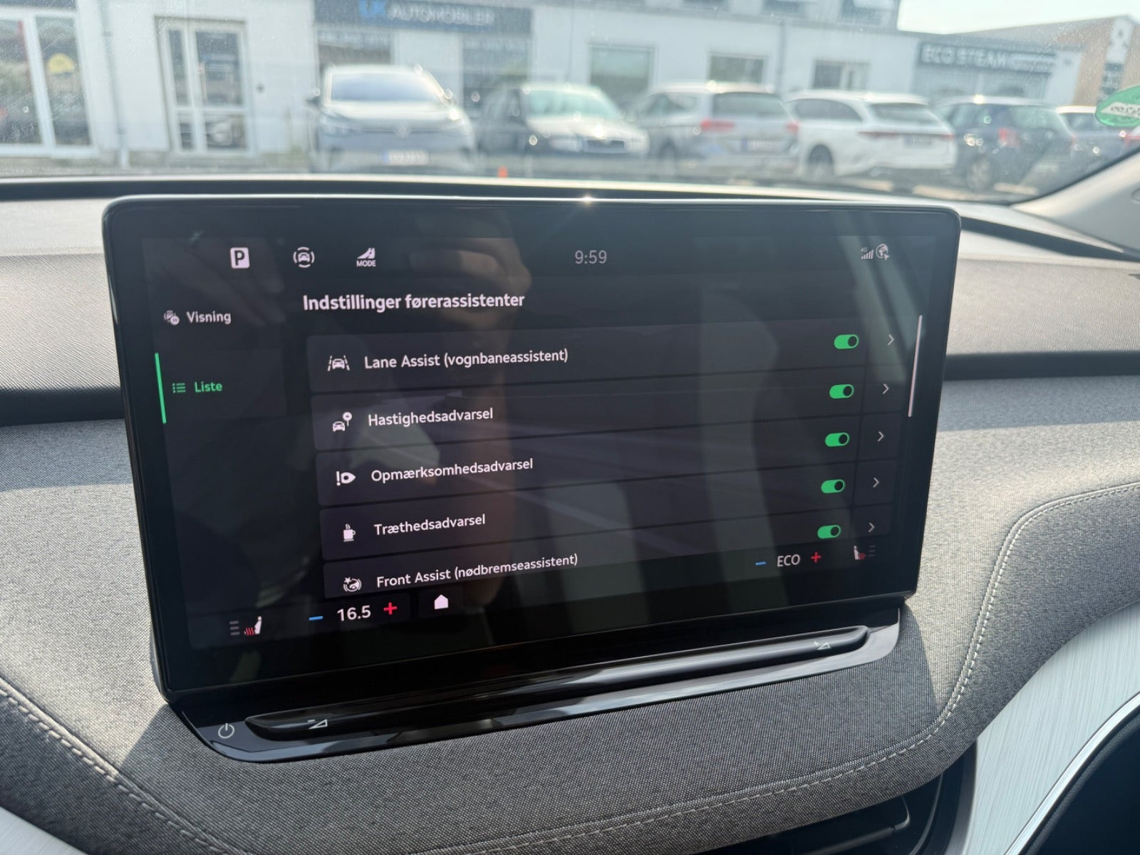 Hvid Skoda Enyaq fra 2024