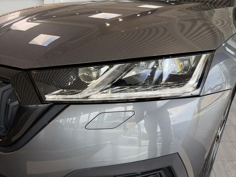 Grå Skoda Octavia fra 2022