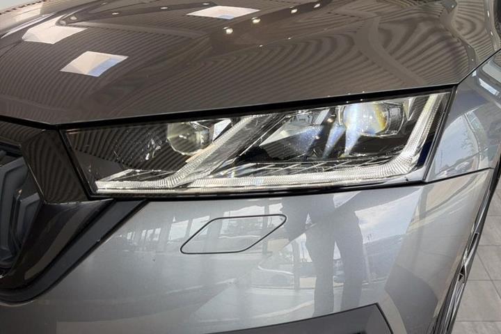 Grå Skoda Octavia fra 2022