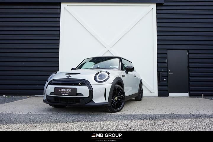 Grå Mini Cooper SE fra 2022 set udefra
