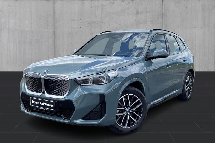 Grøn BMW iX1 fra 2025 set udefra