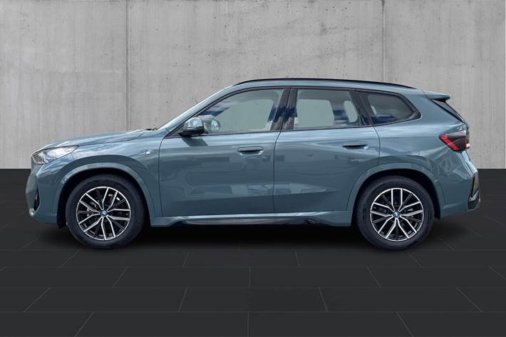 Grøn BMW iX1 fra 2025