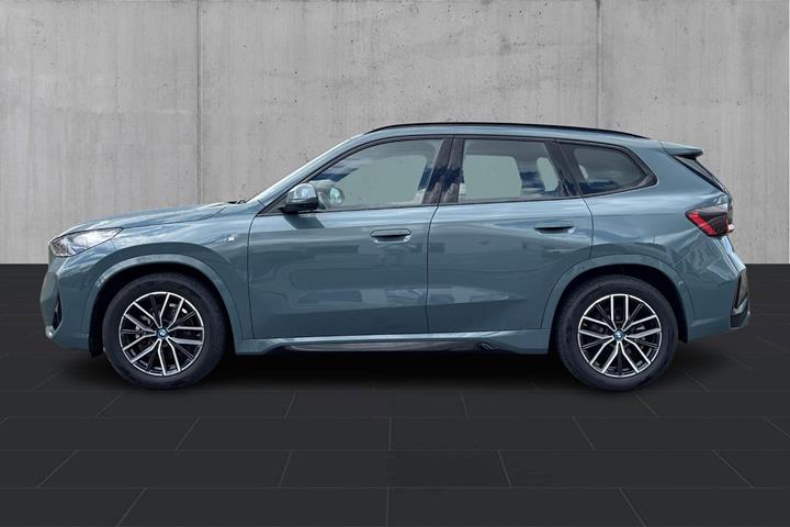 Grøn BMW iX1 fra 2025