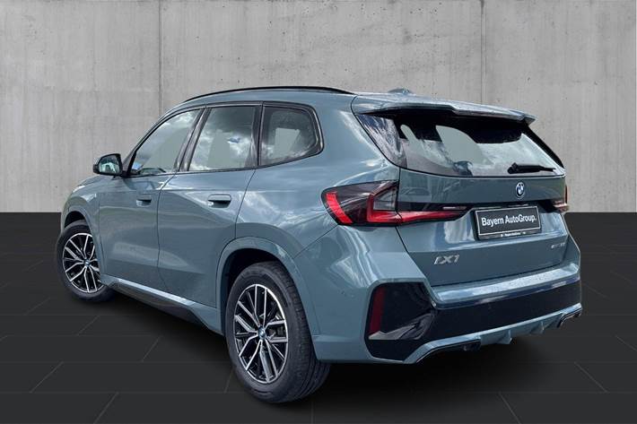 Grøn BMW iX1 fra 2025
