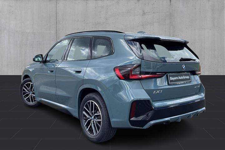 Grøn BMW iX1 fra 2025