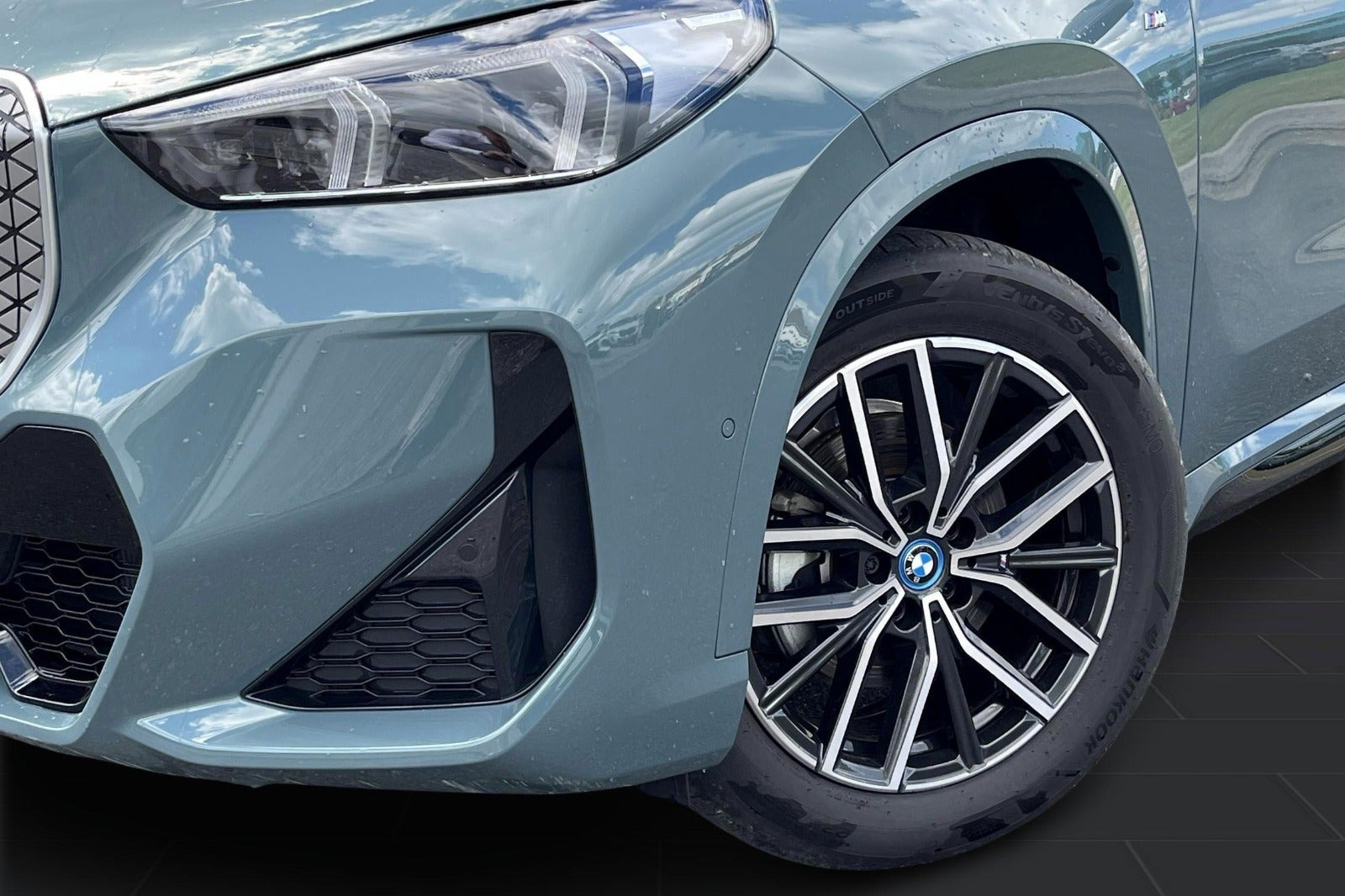 Grøn BMW iX1 fra 2025