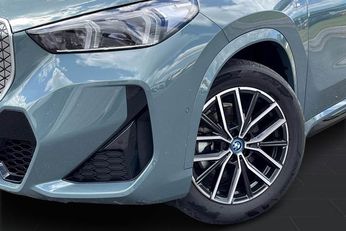 Grøn BMW iX1 fra 2025