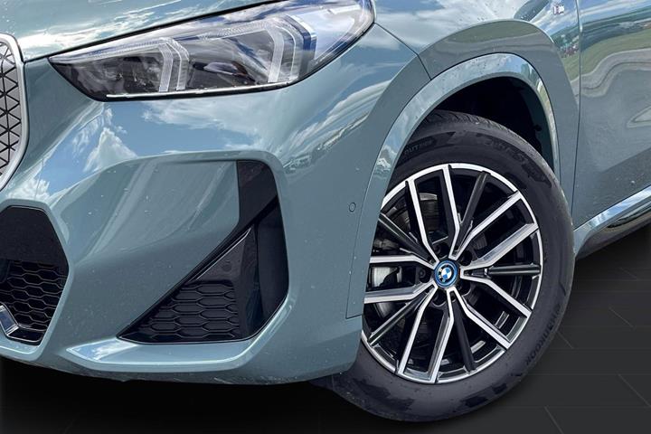 Grøn BMW iX1 fra 2025