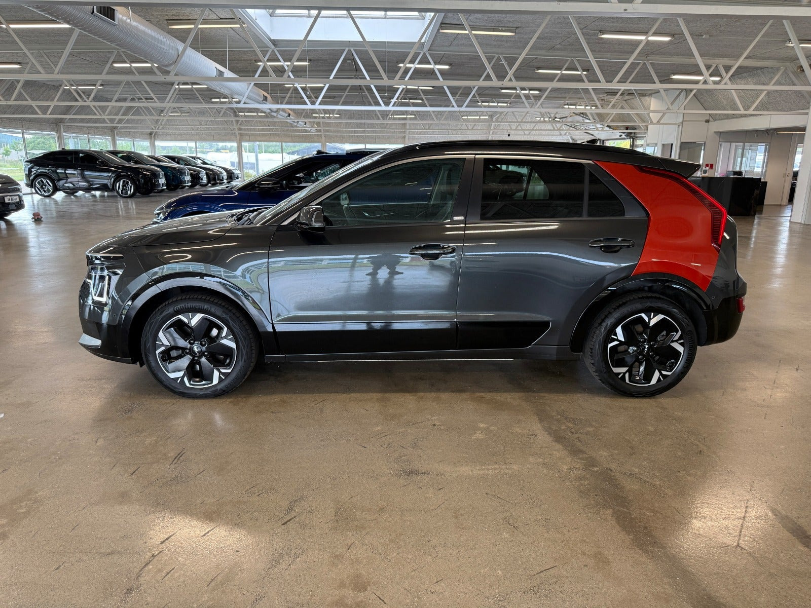 Grå Kia Niro fra 2023