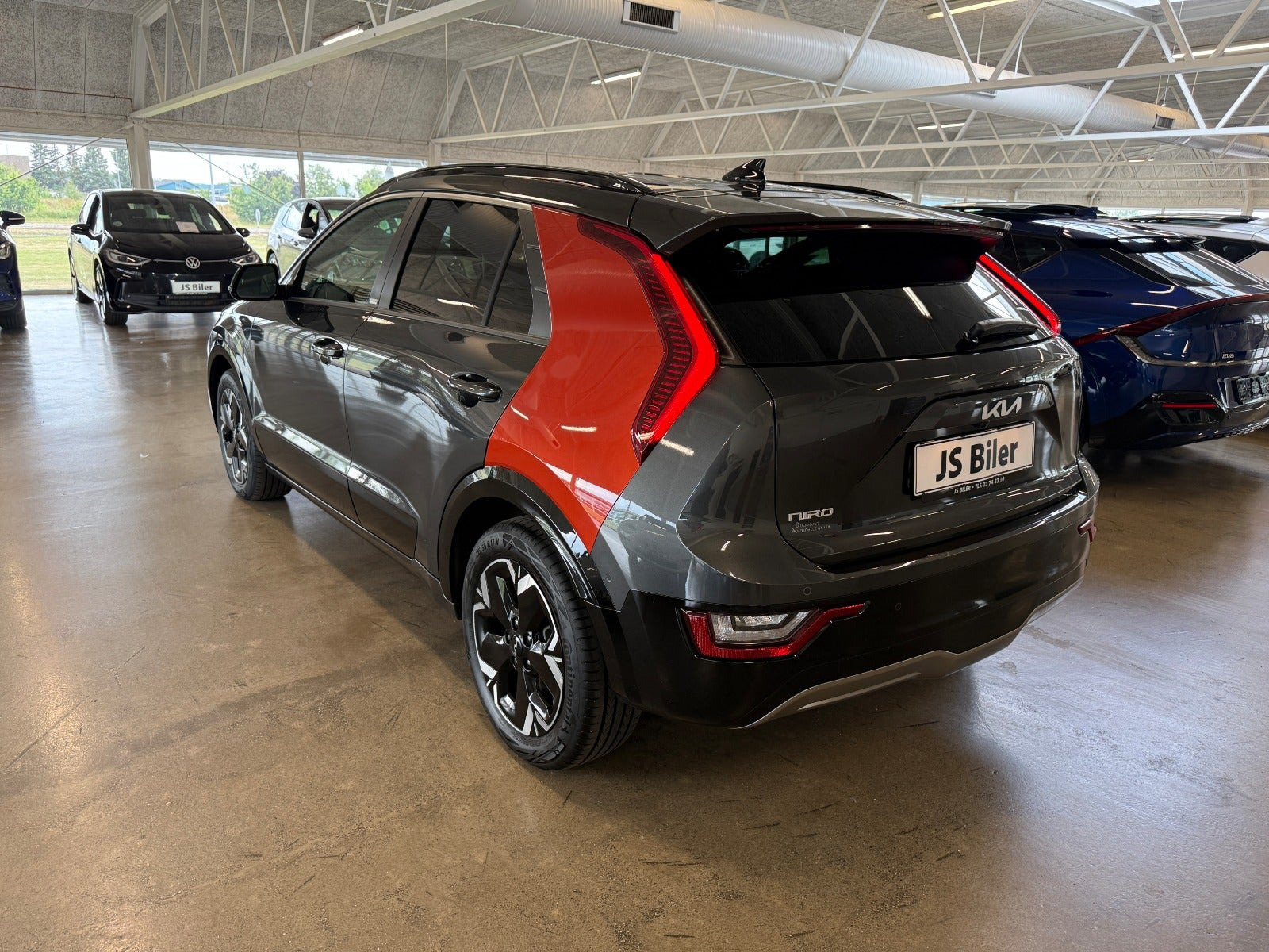 Grå Kia Niro fra 2023