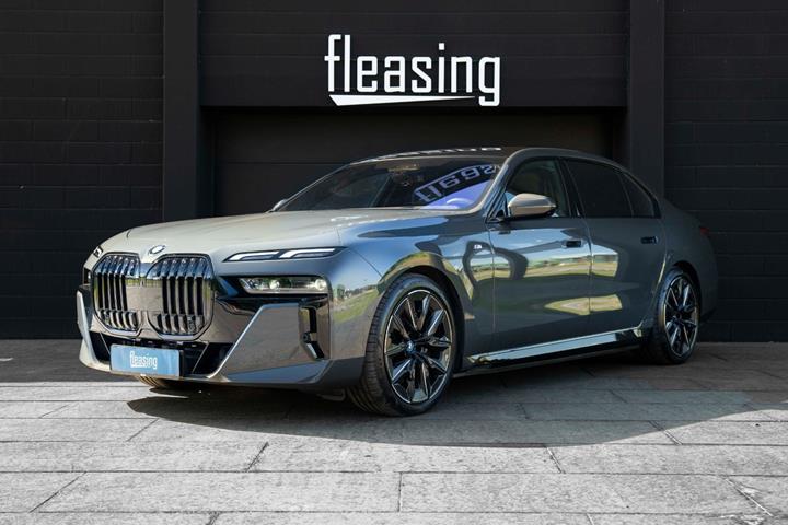 Grå BMW i7 fra 2023 set udefra