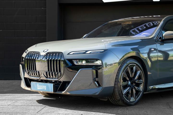 Grå BMW i7 fra 2023