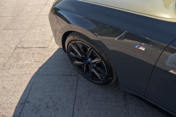 Grå BMW i7 fra 2023