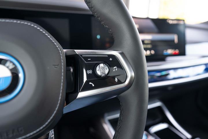 Grå BMW i7 fra 2023
