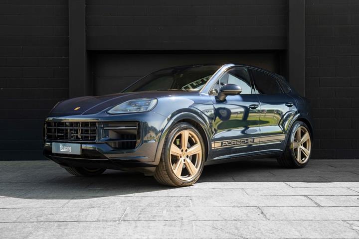 Blå Porsche Cayenne fra 2024 set udefra