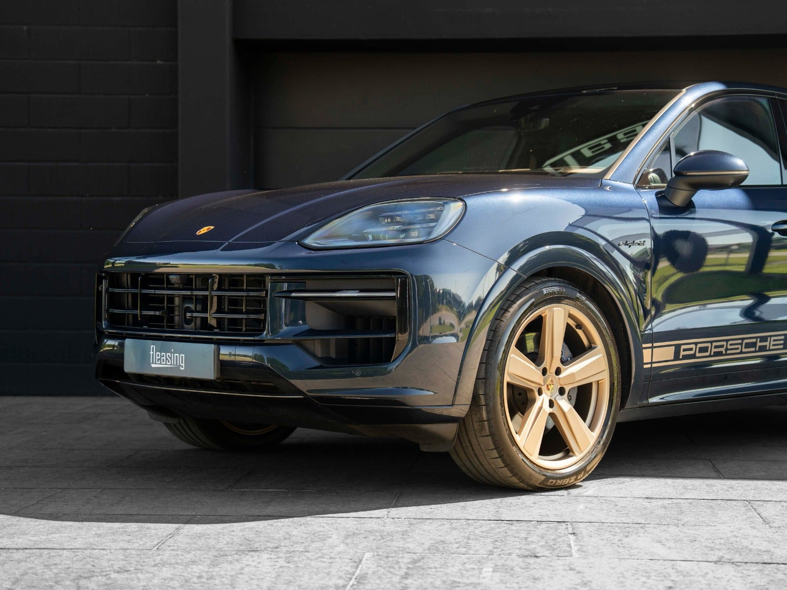 Blå Porsche Cayenne fra 2024