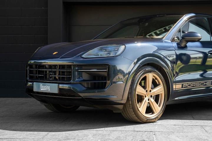 Blå Porsche Cayenne fra 2024