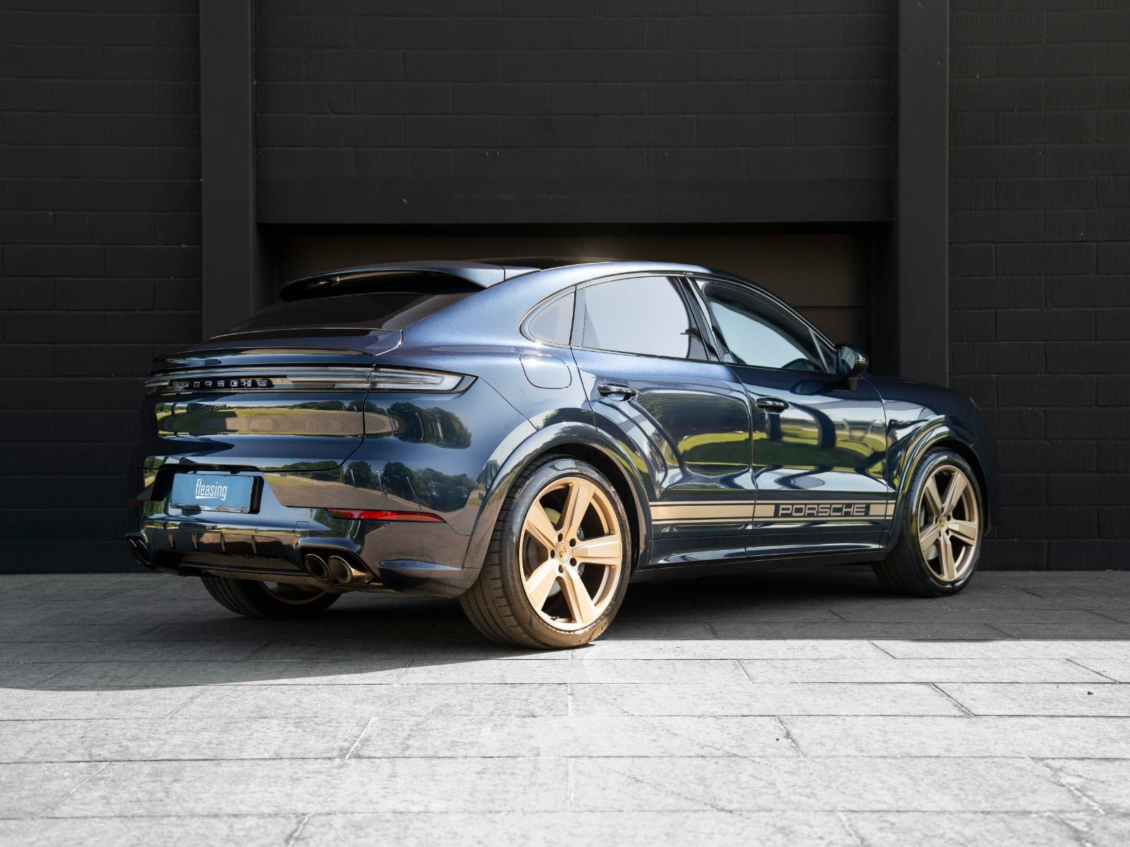 Blå Porsche Cayenne fra 2024
