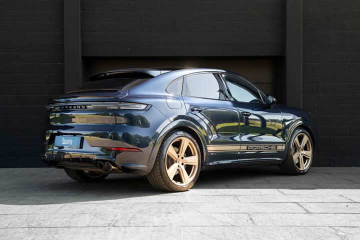 Blå Porsche Cayenne fra 2024