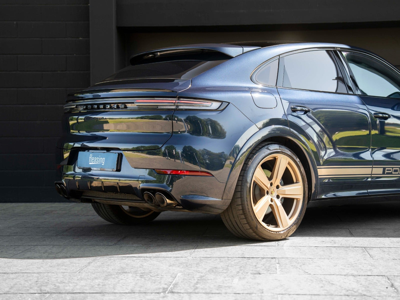 Blå Porsche Cayenne fra 2024