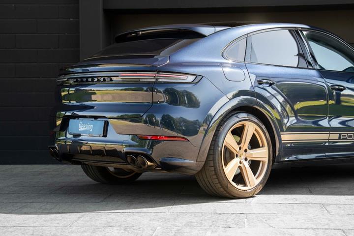 Blå Porsche Cayenne fra 2024