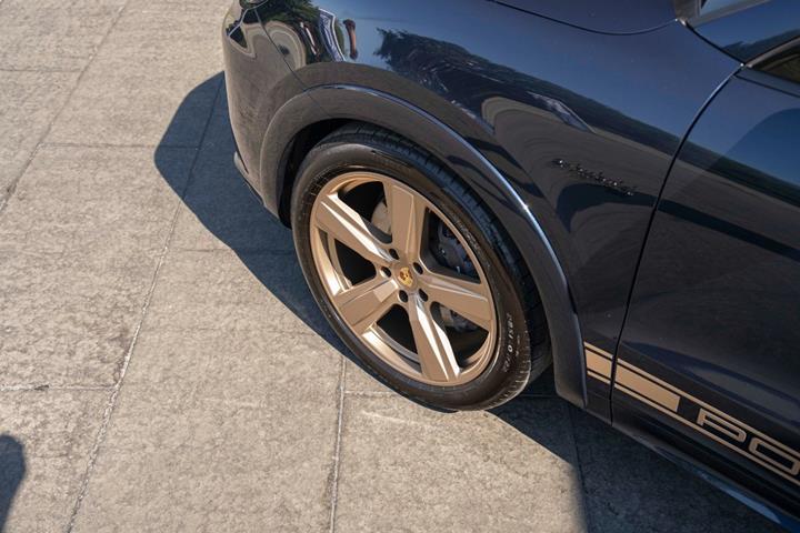 Blå Porsche Cayenne fra 2024