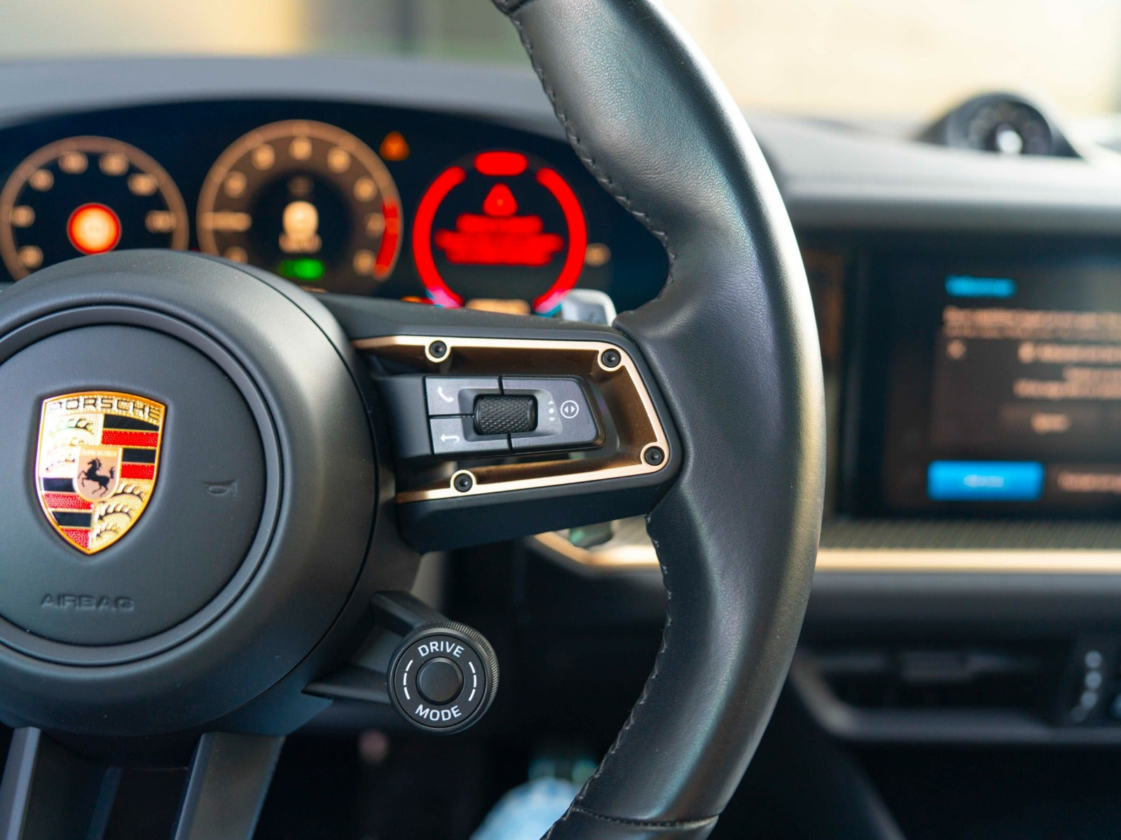 Blå Porsche Cayenne fra 2024