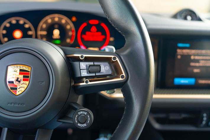 Blå Porsche Cayenne fra 2024