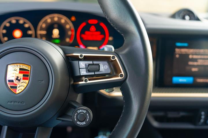 Blå Porsche Cayenne fra 2024