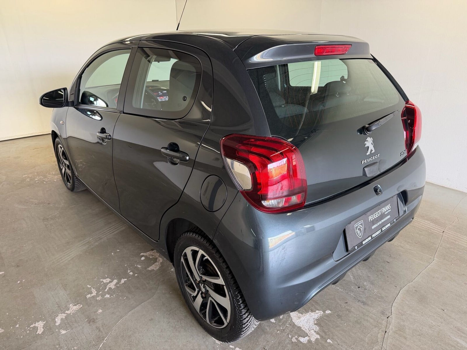 Grå Peugeot 108 fra 2020