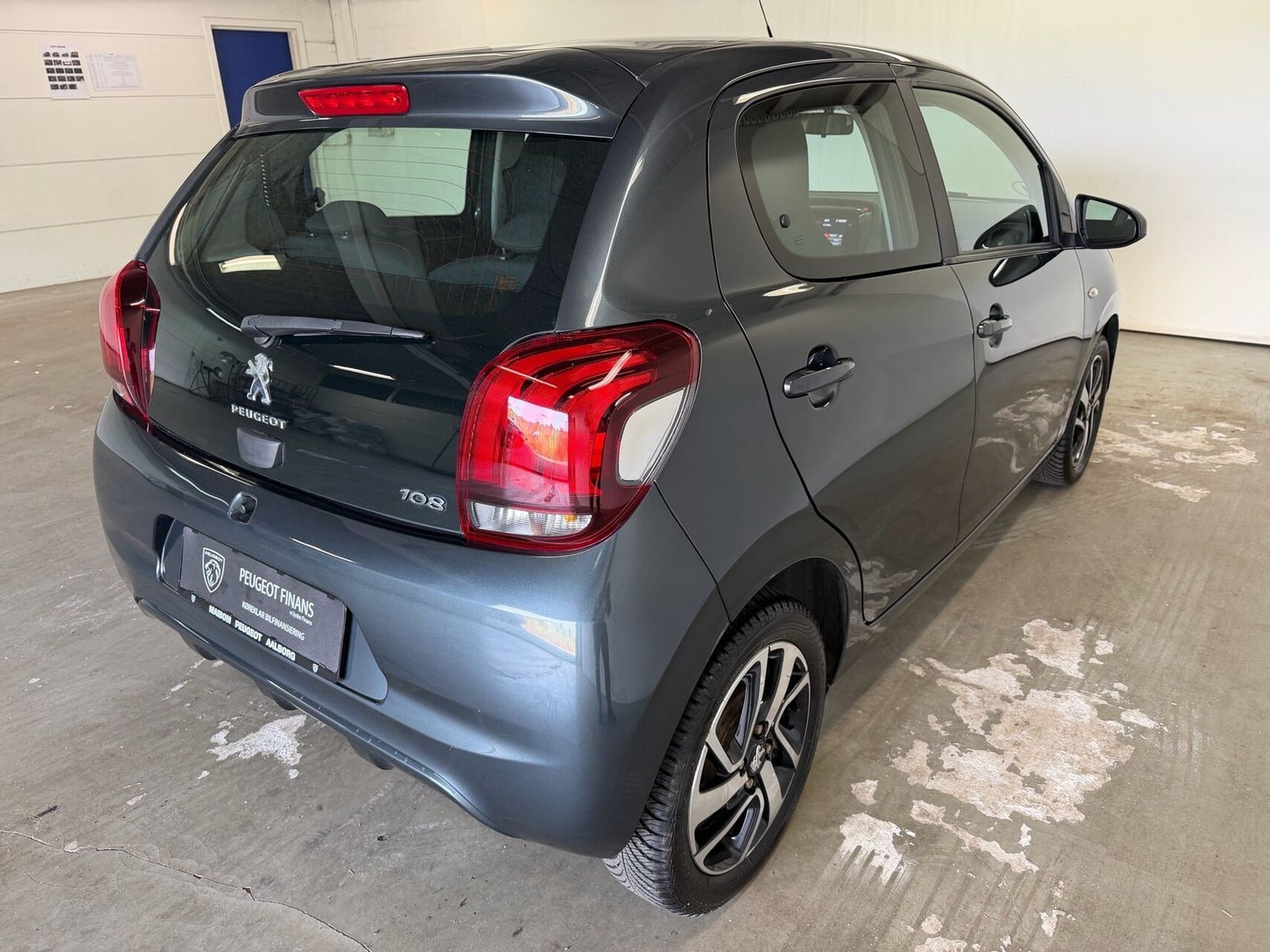 Grå Peugeot 108 fra 2020