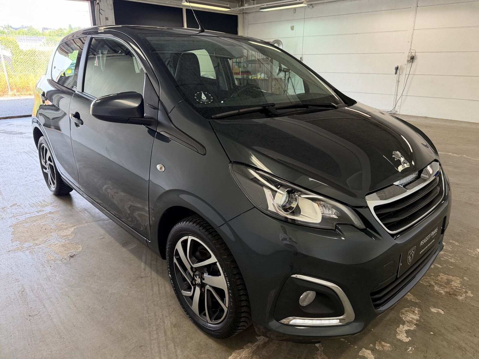 Grå Peugeot 108 fra 2020