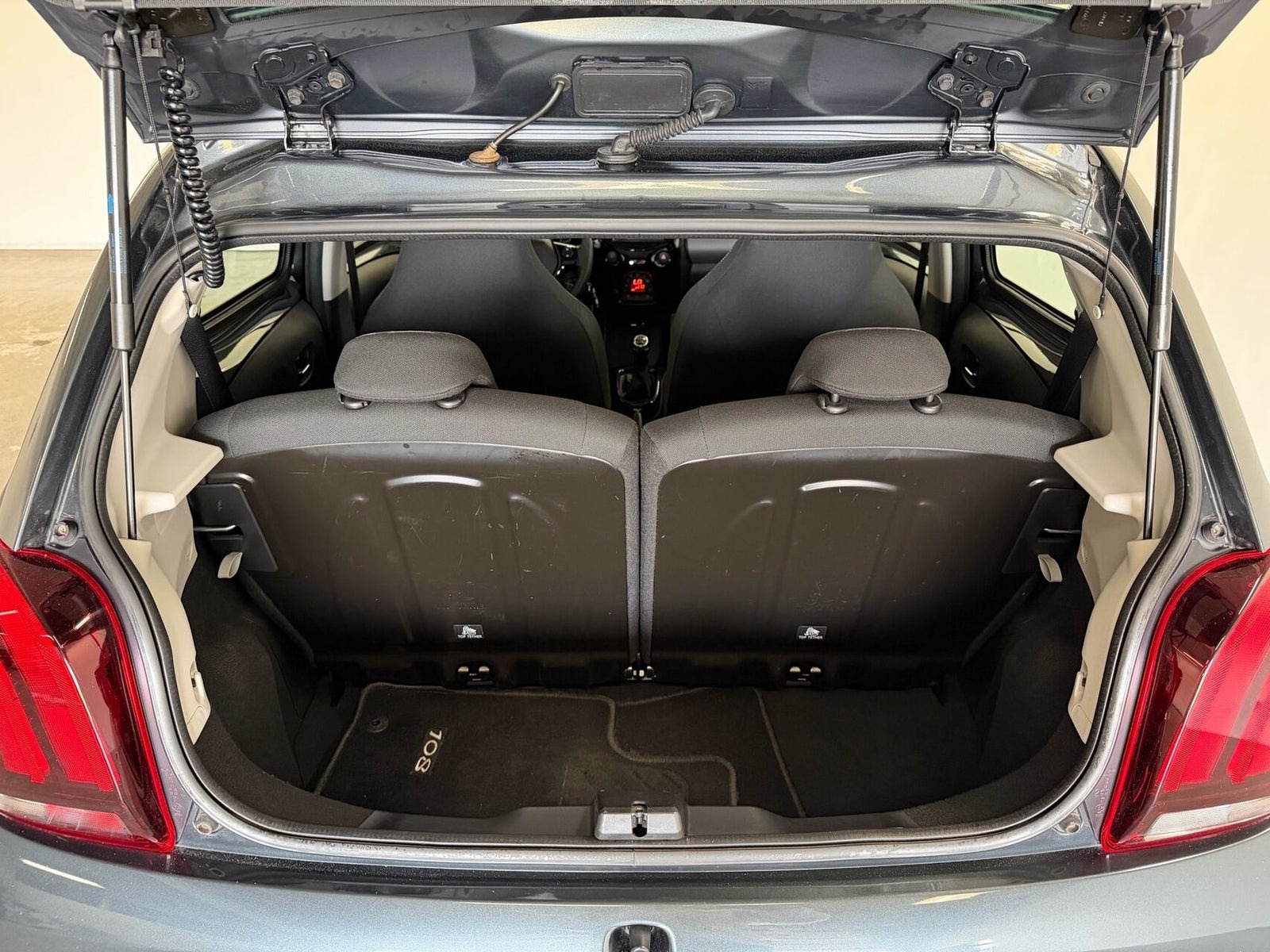Grå Peugeot 108 fra 2020