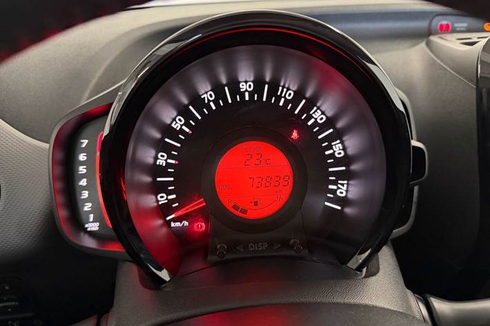 Grå Peugeot 108 fra 2020