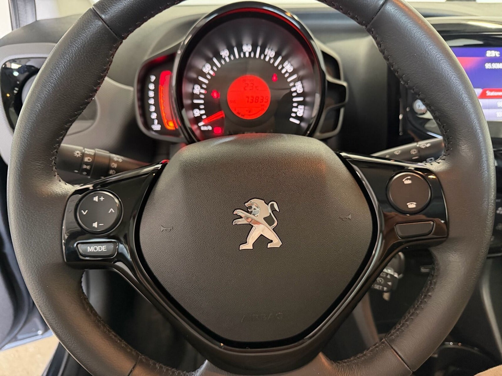 Grå Peugeot 108 fra 2020
