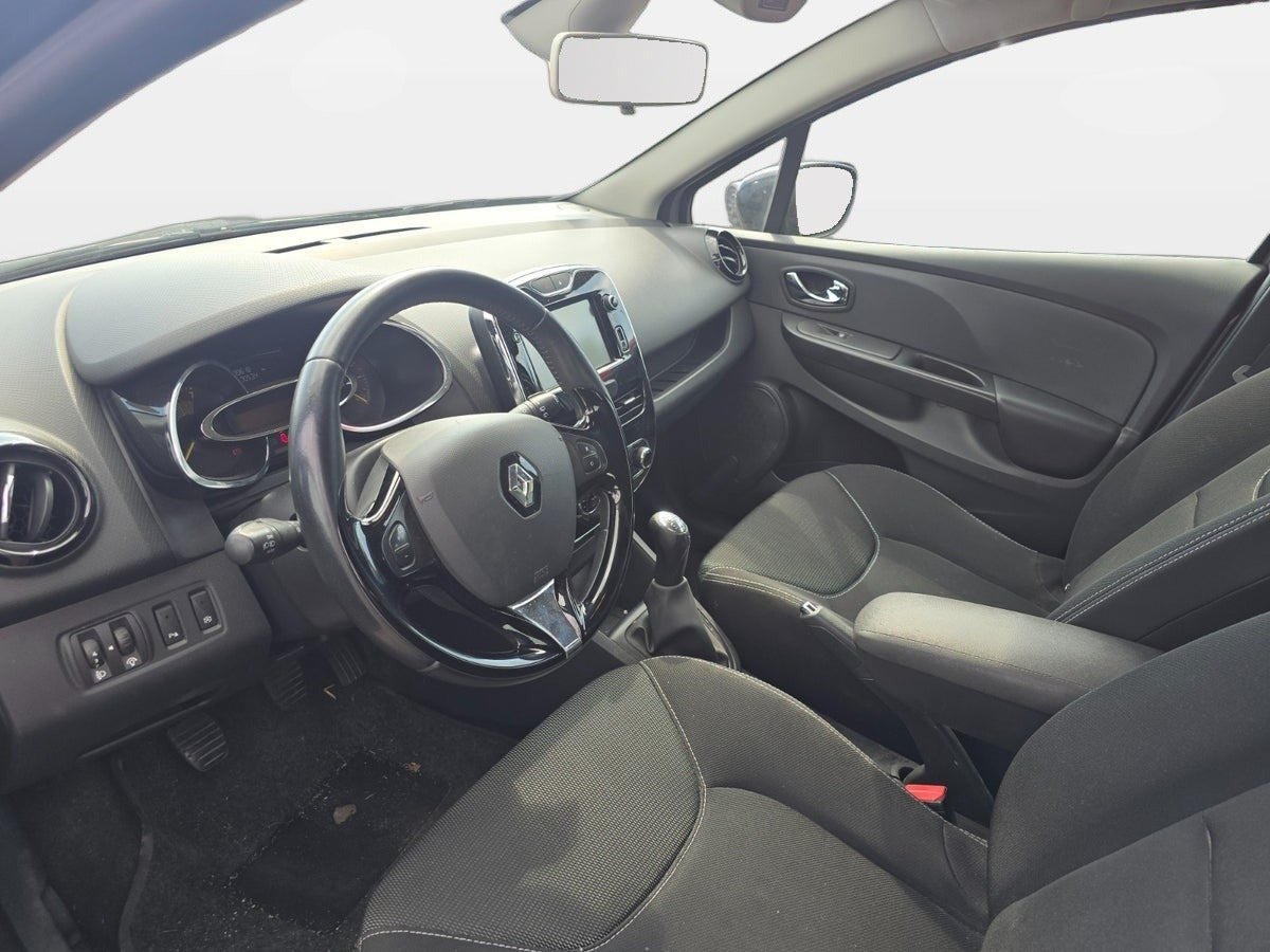 Grå Renault Clio IV fra 2013