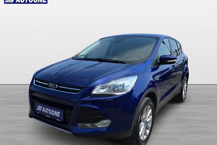 Blå Ford Kuga fra 2016 set udefra