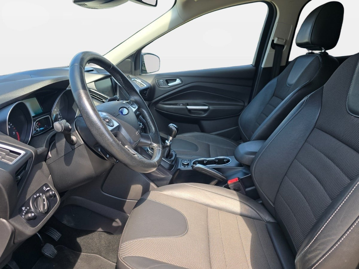 Blå Ford Kuga fra 2016