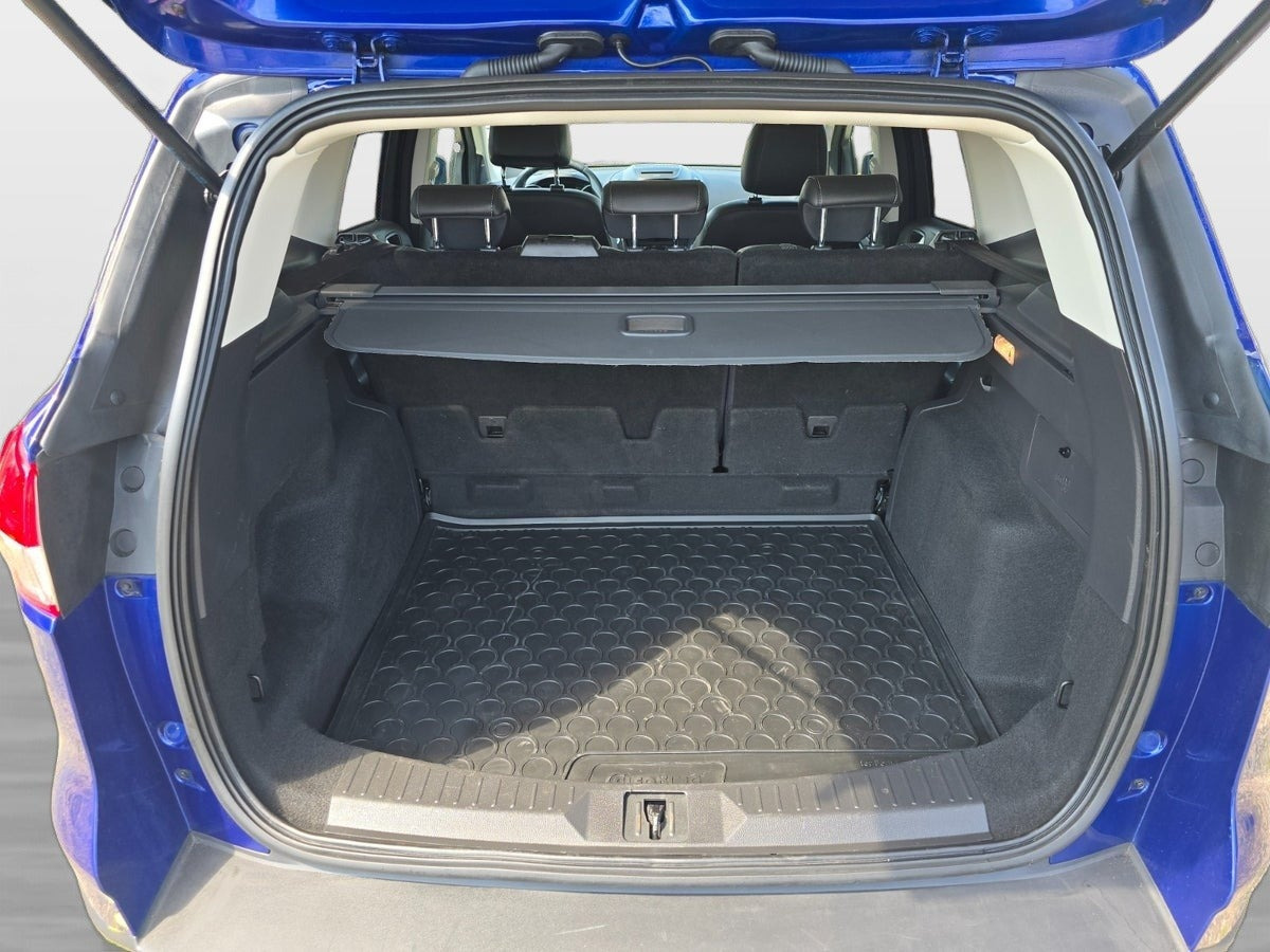 Blå Ford Kuga fra 2016