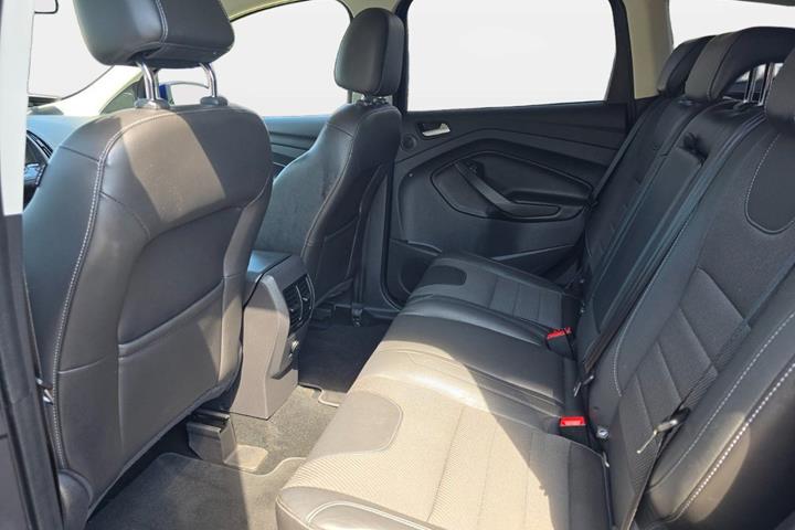 Blå Ford Kuga fra 2016