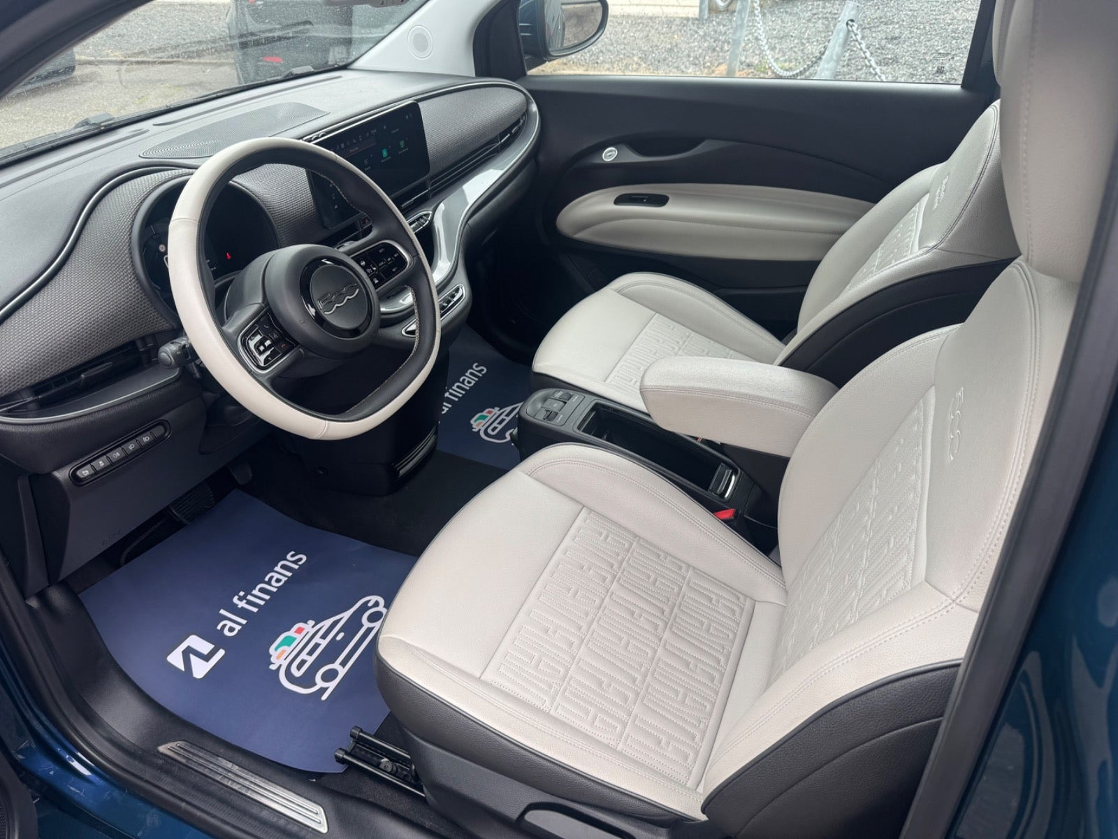 Blå Fiat 500e fra 2021