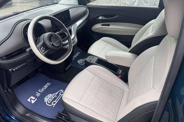 Blå Fiat 500e fra 2021