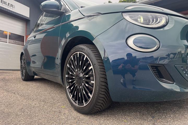 Blå Fiat 500e fra 2021