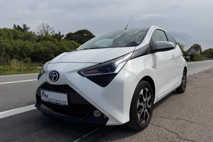 Hvid Toyota Aygo fra 2021 set udefra