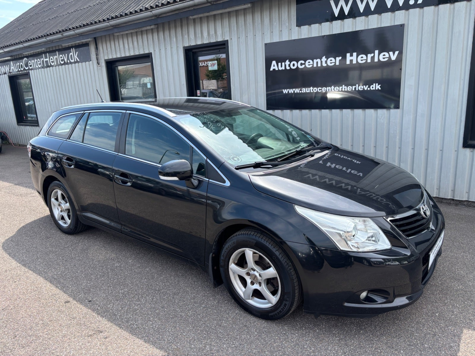 Sort Toyota Avensis fra 2011